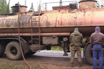 В Оренбургской области группа людей похищала нефтепродукты